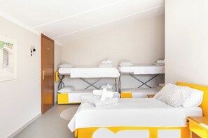 1 habitación, tabla de planchar con plancha, wifi y ropa de cama