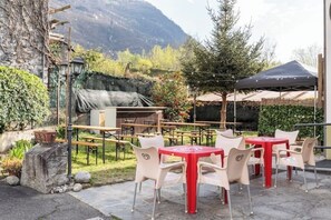 Outdoor dining - Graceland-Room with breathtaking mountain and lake  (Verceia)