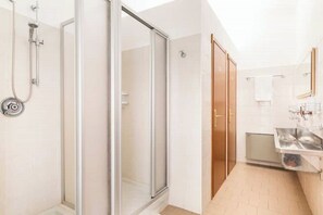 Dusche, Haartrockner, Bidet, Handtücher