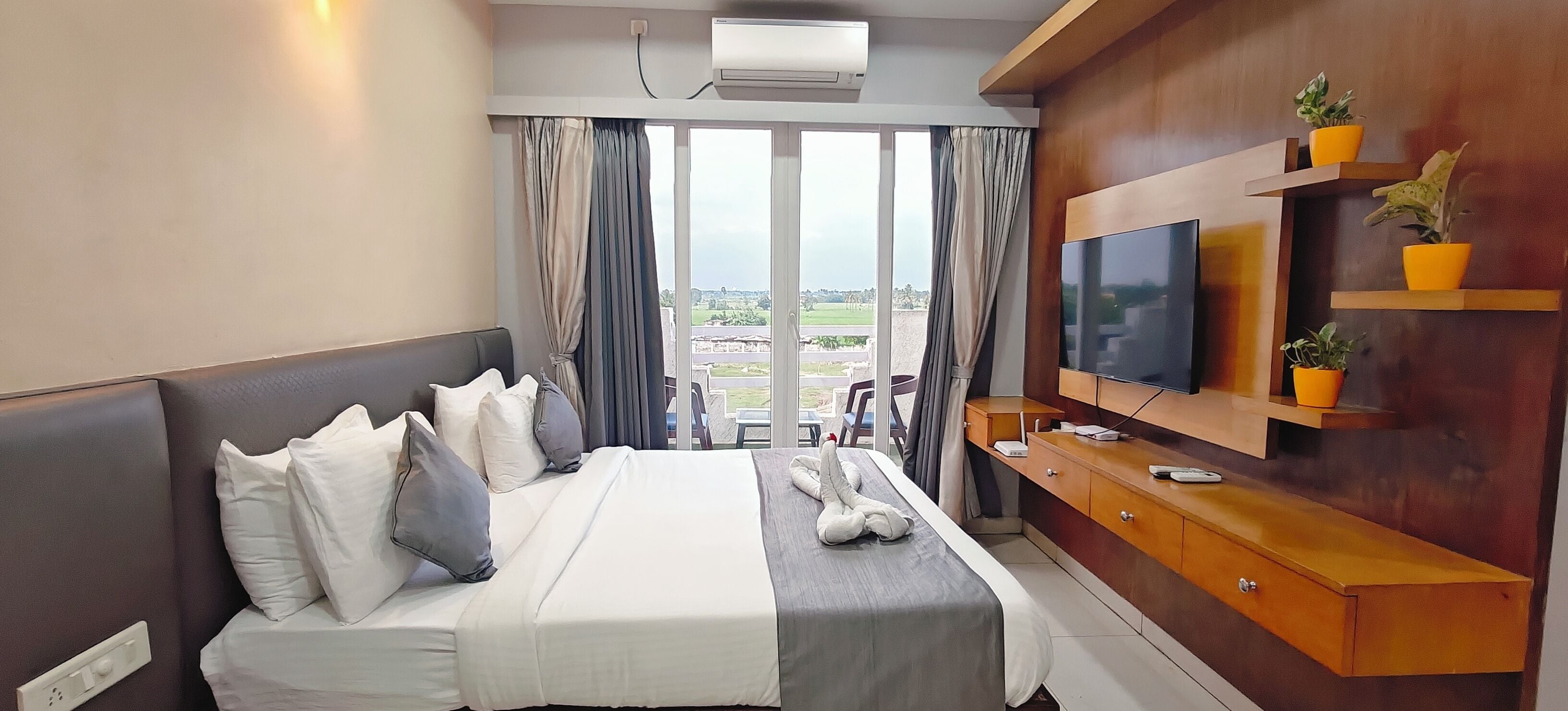 Kamar Double Deluks | Seprai premium, selimut bulu angsa, bantalan ekstra lembut, dan minibar