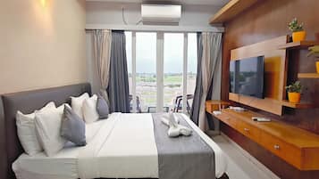 Kamar Double Deluks | Seprai premium, selimut bulu angsa, bantalan ekstra lembut, dan minibar