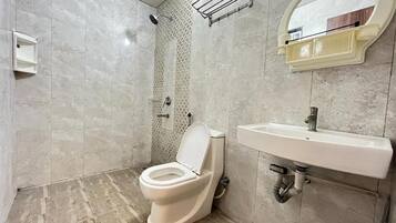 Deluxe Room | Bathroom | Shower, rainfall showerhead, designer toiletries, towels