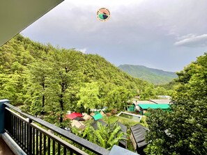 华丽双人房, 阳台, 山景 | 办公桌、笔记本电脑工作区、免费 WiFi