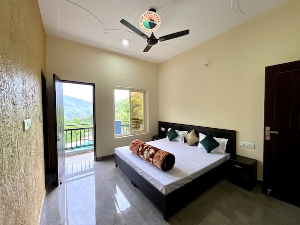 Deluxe-Doppelzimmer, Balkon, Bergblick | Schreibtisch, laptopgeeigneter Arbeitsplatz, kostenloses WLAN