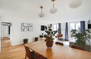 Dining - A Stylish 2-BR/1BA in Saint-Martin (Paris)