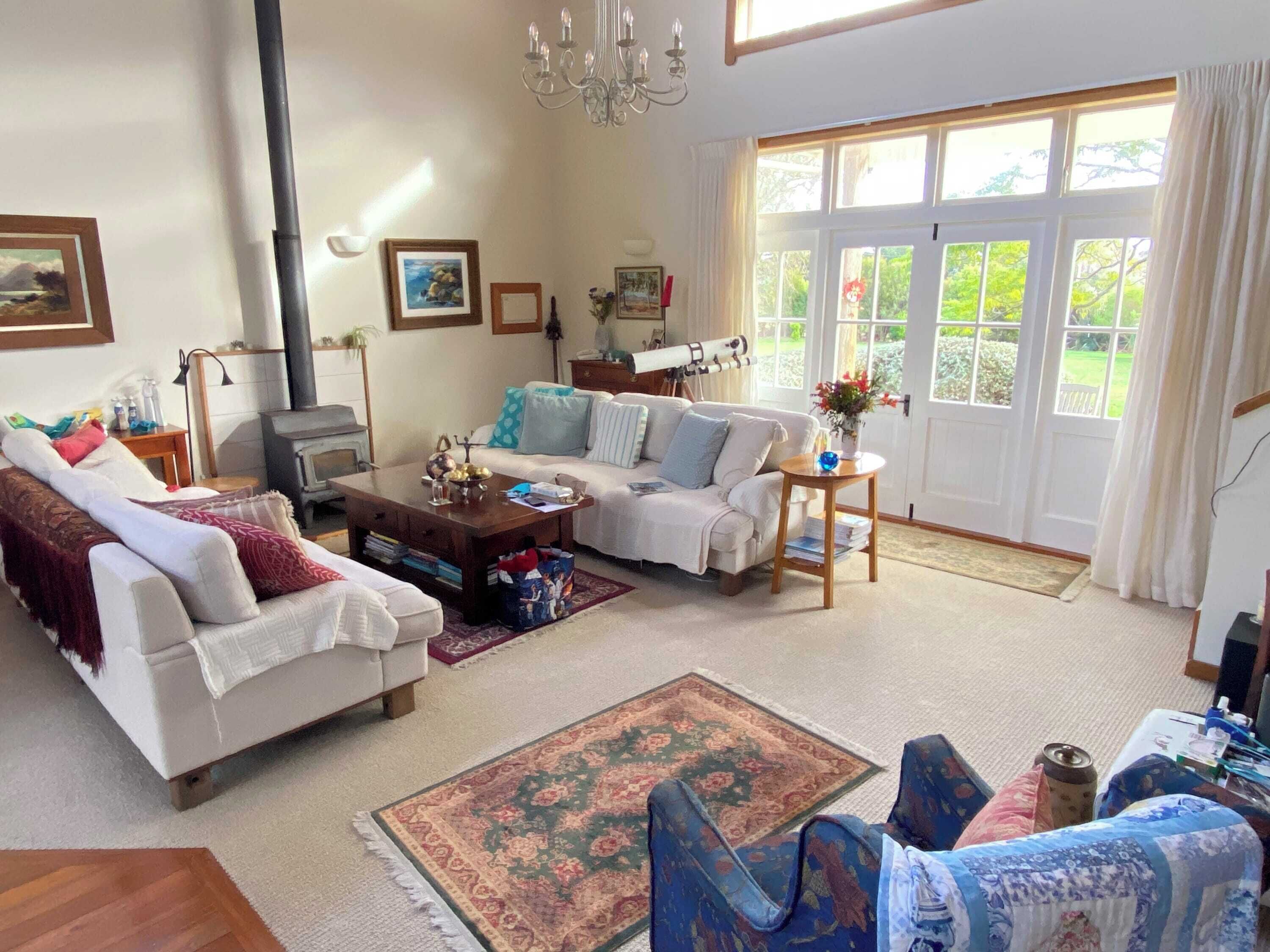 Televisión, chimenea y oficina 