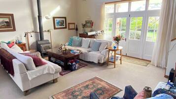 Televisión, chimenea y oficina