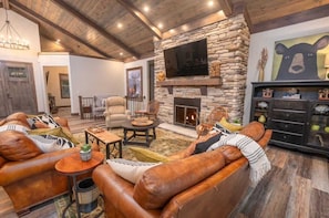 Smart TV, fireplace - Lodge at Hilton's Hideaway | Hot Tub, 4BR + 3.5BA (Dover)