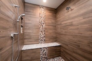 Dusche, Haartrockner, Handtücher