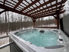Outdoor spa tub - Lodge at Hilton's Hideaway (Dover)