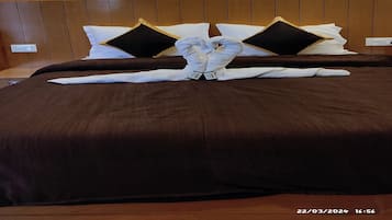 Egyptian cotton sheets, premium bedding, soundproofing, free WiFi