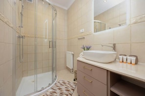 Dusche, Haartrockner, Shampoo