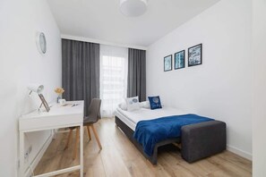 2 bedrooms, desk, iron/ironing board, WiFi - Spacious Apartment | 2 Bedrooms, Parking, Balcony (Kraków)