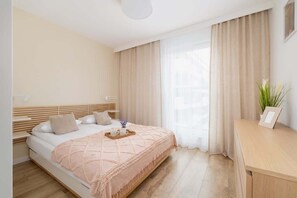 2 bedrooms, desk, iron/ironing board, WiFi