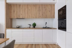 Kjøleskap, mikrobølgeovn, ovn og kokeplater