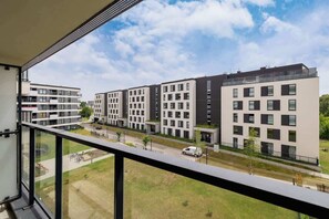 Property grounds - Spacious Apartment | 2 Bedrooms, Parking, Balcony (Kraków)