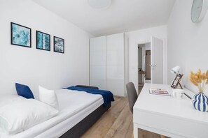 2 habitaciones, escritorio, tabla de planchar con plancha y wifi