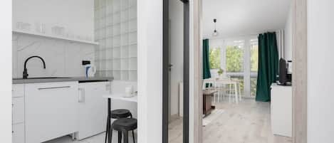 Een koelkast, een oven, een kookplaat, een broodrooster