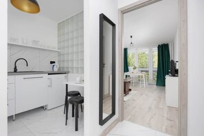 Fridge, oven, stovetop, electric kettle