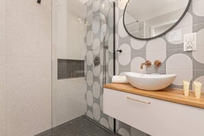 Shower, hair dryer, towels, shampoo