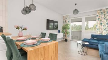 Una televisión, una oficina