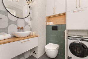 Douche, sèche-cheveux, serviettes fournies, shampoing