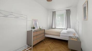 1 dormitori, planxa i posts de planxar, wifi i roba de llit