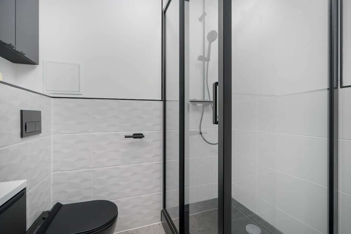 Douche, sèche-cheveux, serviettes fournies, shampoing