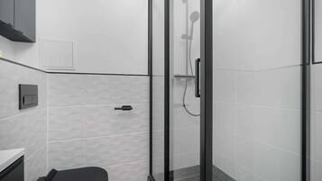 Douche, sĂšche-cheveux, serviettes fournies, shampoing