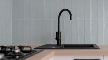 Frigorífico, microondas, horno y placa de cocina