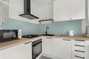 Refrigerador, microondas, horno, placa de cocina