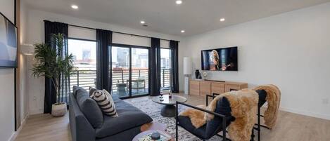 Smart TV, chimenea, mesa de ping pong