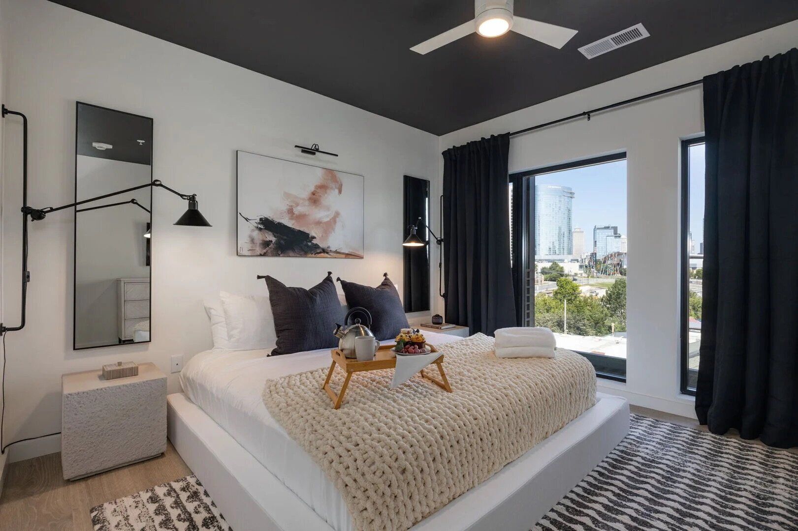 5 habitaciones, escritorio y tabla de planchar con plancha 