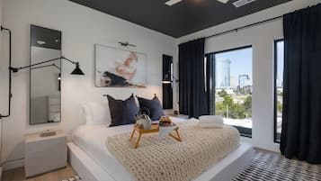 5 habitaciones, escritorio y tabla de planchar con plancha