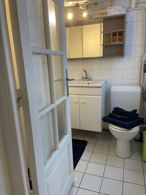 Een haardroger, handdoeken, zeep, shampoo