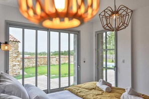 5 Schlafzimmer, Schreibtisch, Bügeleisen/Bügelbrett, WLAN