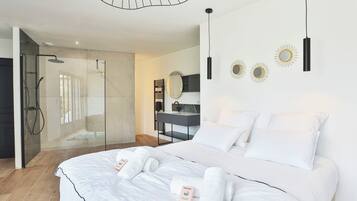 5 bedrooms, desk, iron/ironing board, WiFi