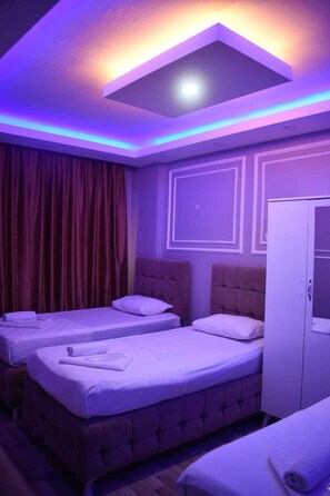 Familienzimmer, Gartenblick | Schreibtisch, laptopgeeigneter Arbeitsplatz, kostenloses WLAN