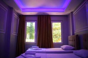 Kamar Keluarga, pemandangan kebun | Meja kerja, ruang kerja ramah laptop, Wi-Fi gratis, dan seprai linen