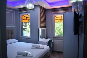 Kamar Double Ekonomi, pemandangan kota | Meja kerja, ruang kerja ramah laptop, Wi-Fi gratis, dan seprai linen