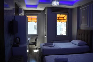 Standard-Zweibettzimmer, Stadtblick | Schreibtisch, laptopgeeigneter Arbeitsplatz, kostenloses WLAN