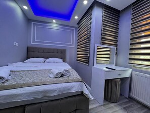 Economy-Doppelzimmer, Stadtblick | Schreibtisch, laptopgeeigneter Arbeitsplatz, kostenloses WLAN