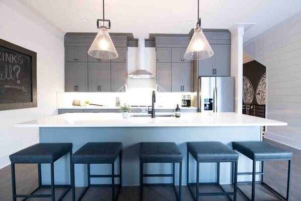 Fridge, microwave, oven, stovetop - New luxury 14 beds! Insta worthy|Baller game room (Nashville)