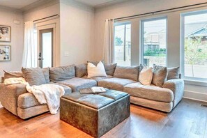 TV, fireplace, offices - New luxury 14 beds! Insta worthy|Baller game room (Nashville)