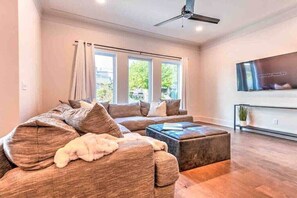 TV, fireplace, offices - New luxury 14 beds! Insta worthy|Baller game room (Nashville)