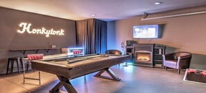 Game room - New luxury 14 beds! Insta worthy|Baller game room (Nashville)