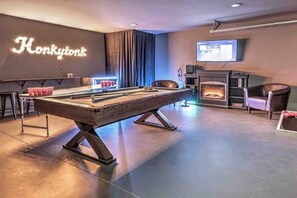 Game room - New luxury 14 beds! Insta worthy|Baller game room (Nashville)