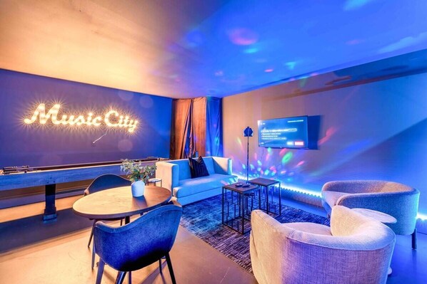 Interior - Huge Lux Home! 17 beds! Insta! Baller Game Room! (Nashville)