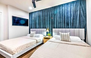 3 bedrooms, iron/ironing board, WiFi, bed sheets - Huge Lux Home! 17 beds! Insta! Baller Game Room! (Nashville)