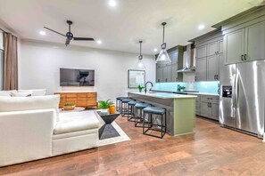 Interior - Huge Lux Home! 17 beds! Insta! Baller Game Room! (Nashville)